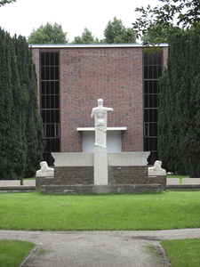 905666 Afbeelding van de achterzijde van het gedenkteken ter nagedachtenis van in 1945 gesneuvelde leden van de ...